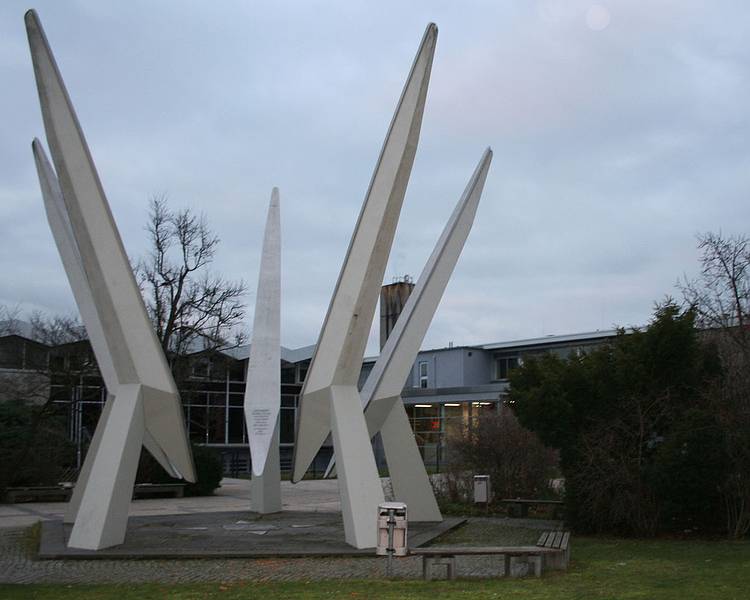 Einzigstes Immanuel-Kant-Denkmal in Deutschland (vor der Immanuel-Kant-Schule in RÜSSELSHEIM)