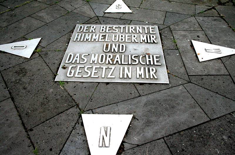 Bodenplatte am Denkmal